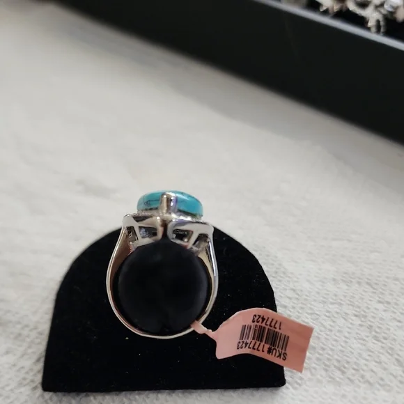 Elegant Turquoise Silver Ring - Picture 3 of 3